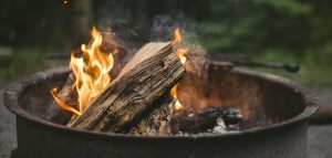 feu de foyer saison estivale bois flammes photo SupremeRyan via Pixabay CC0 et INFOSuroit
