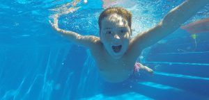 piscine enfant eau rafraichir photo Pexels via Pixabay CC0 et INFOSuroit