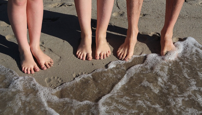 plage sable enfants pieds photo BurningRiver via Pixabay CC0 et INFOSuroit