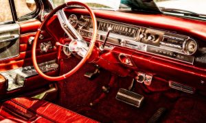 voiture ancienne antique retro exposition Cadillac Photo Tama66 via Pixabay CC0 et INFOSuroit