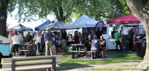 fete_gourmande 2017 Beauharnois kiosques et visiteurs parc sauve photo INFOSuroit-Jeanine_Haineault