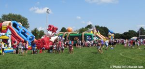 grande fete familiale Chateauguay jeux gonflables visiteurs familles photo INFOSuroit