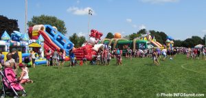 grande fete familiale Chateauguay jeux gonflables visiteurs photo INFOSuroit