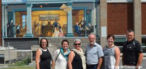 inauguration fresque 150 ans Beauharnois artistes avec maire et personnel de la Ville photo INFOSuroit