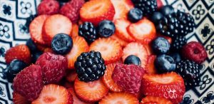 petits fruits fraises mures bleuets framboises photo SweetLouise via Pixabay CC0 et INFOSuroit