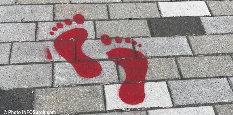 pieds rouge sur trottoir Ruee_vers_l_art a Valleyfield photo INFOSuroit