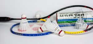 Badminton raquettes et volants Photo Inproperstyle via Pixabay CC0 et INFOSuroit