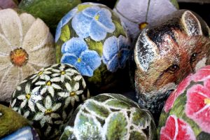 peinture sur pierre roche arts visuels photo Fuzz via Pixabay CC0 et INFosuroit