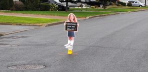 ralentissez pour ma securite signalisation sihouette enfant bollard photo courtoisie Ville Mercier