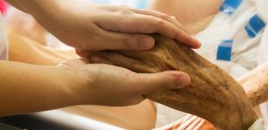 soins de sante soins palliatifs personne agee maladie photo TruthSeeker08 via Pixabay CC0 et INFOSuroit
