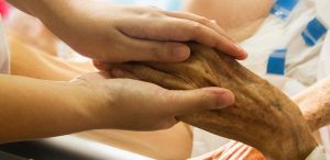 soins de sante soins palliatifs personne agee maladie photo TruthSeeker08 via Pixabay CC0 et INFOSuroit