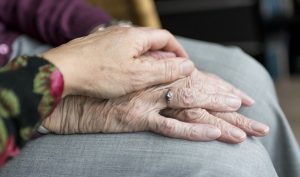 soins palliatifs personnes agees compasssion mains photo courtoisie Fondation Anna-Laberge