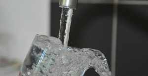 eau potable couleur verre d eau robinet photo com77380 via Pixabay CC0 et INFOSuroit