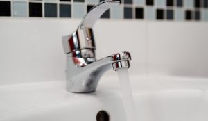 robinet eau claire nettoyage bonne pression photo jarmoluk via Pixabay CC0 et INFOSuroit