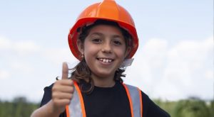 securite chantier chapeau protecteur enfant sourire photo Eroyka via Pixabay CC0 et INFOSuroit