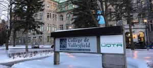 College Valleyfield et UQTR enseigne rue_Champlain valleyfield hiver photo INFOSuroit