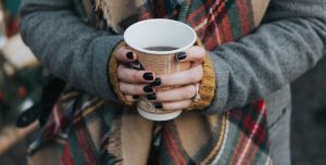 cafe chaud breuvage automne femme photo StockSnap via Pixabay CC0 et INFOSuroit