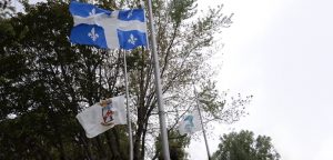 drapeaux en berne a la mairie Chateauguay photo courtoisie nov2018