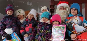 fete-Noel-2017-Place-du-marche-Beauharnois-pere-et-mere-Noel-avec-enfants-photo-INFOSuroit-Jeannine_Haineault