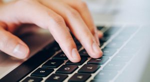 ordinateur clavier main web photo FancyCrave1 via Pixabay CC0e et INFOSuroit