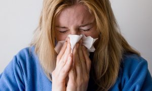 rhume grippe mouchoir femme photo Mojpe via Pixabay CC0 et INFOSuroit_com - copi