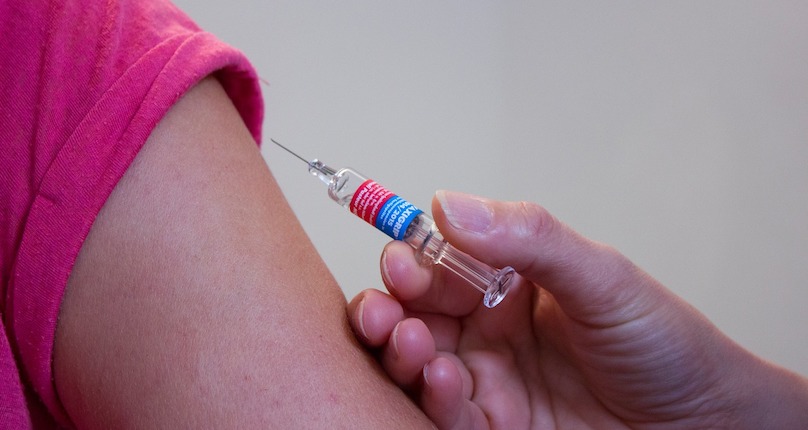 Vaccination with a flu shot in a Dfuhlert Syringe using Pixabay CC0 and INFOSuroit_com