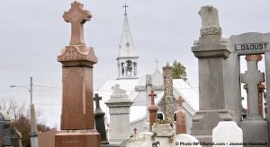 Eglise-Sainte-Jeanne-de-Chantal-depuis-cimetiere-photo-INFOSuroit-Jeannine_Haineault