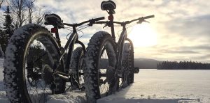 Fat-bike-hiver-neige-foret-photo-LouisSimard-depuis-Pixabay-CC0-et-INFOSuroit