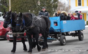 Marche de Noel St-Louis-de-Gonzague fete tour carriole chevaux photo INFOSuroit-Jeannine_Haineault