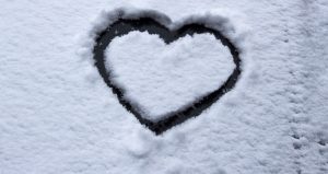 coeur dans la neige solidarite photo Stux via Pixabay CC0 et INFOSuroit_com