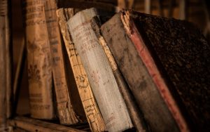 anciens vieux livres histoire photo Jarmoluk via Pixabay CC0 et INFOSuroit