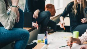 jeunesse equipe travail brainstorming photo StockSnap via Pixabay CC0 et INFOSuroit