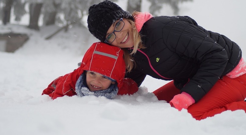 neige hiver plaisir famille enfant maman photo MarciSim via Pixabay CC0 et INFOSuroit_com