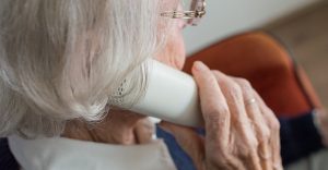 personne agee vieillesse appel telephone photo SabineVanerp via Pixabay CC0 et INFOSuroit