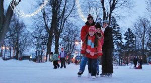 anneau de glace parc Salaberry a Valleyfield patineurs et eclairage photo VV