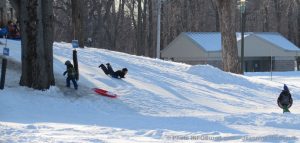 glissade hiver soucoupe enfants parc regional des iles photo JHaineault INFOSuroit