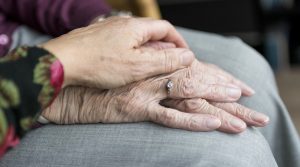 mains personnes agees proche aidant aidant naturel vieillesse photo SabineVanerp via Pixabay CC0 et INFOSuroit