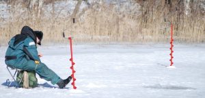 peche sur la glace hiver neige plaisir loisir photo Ullajj via Pixabay CC0 et INFOSuroit