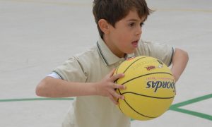 sport basketball enfant ballon photo AngelSalaMag054 via Pixabay CC0 et INFOSuroit