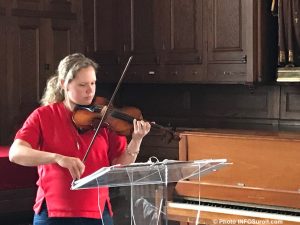 visite basilique-cathedrale Sainte-Cecile Valleyfield musicienne violon photo INFOSuroit