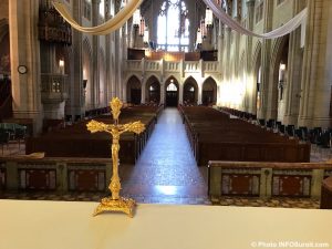 visite basilique-cathedrale Ste-Cecile Valleyfield croix photo INFOSuroit