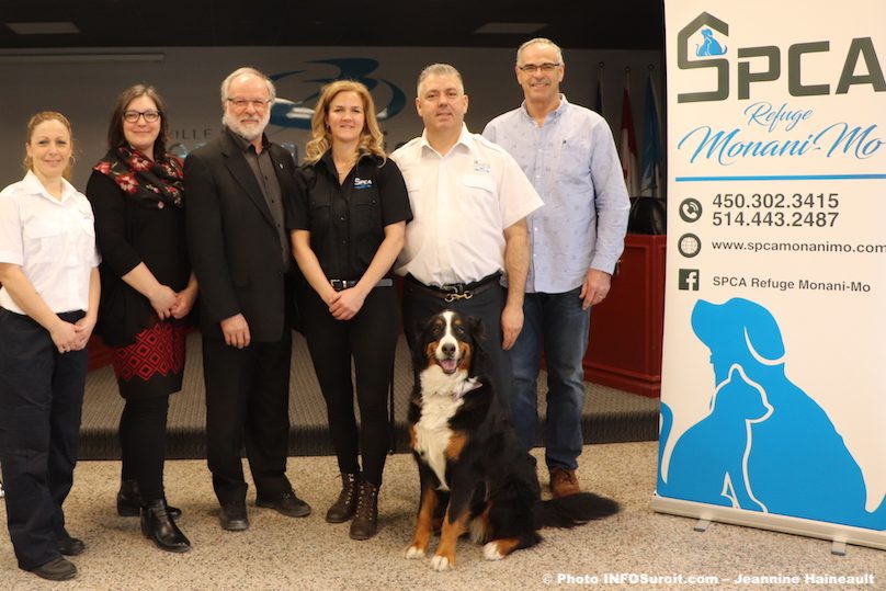 Beauharnois-maire-2-conseillers-equipe-SPCA-et-Molly-photo-JH-INFOSuroit