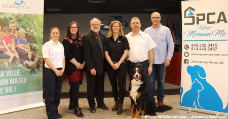 Beauharnois maire et 2 conseillers avec equipe SPCA mars2019 photo JH INFOSuroit