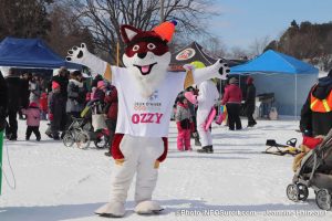 Mega-Fete-Valleyfield-2019-Ozzy-mascotte-et-visiteurs-photo-JHaineault-INFOSuroit