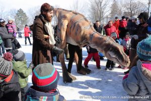 Mega-fete-Valleyfield-2019-visiteurs-avec-tyrannosaure-photo-JHaineault-INFOSuroit