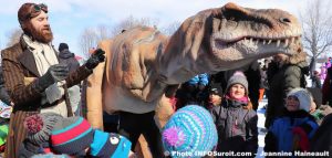 dinosaure-tyrannosaure-Rex-avec-des-enfants-Mega-Fete-Valleyfield-2019-photo-JHaineault-INFOSuroit