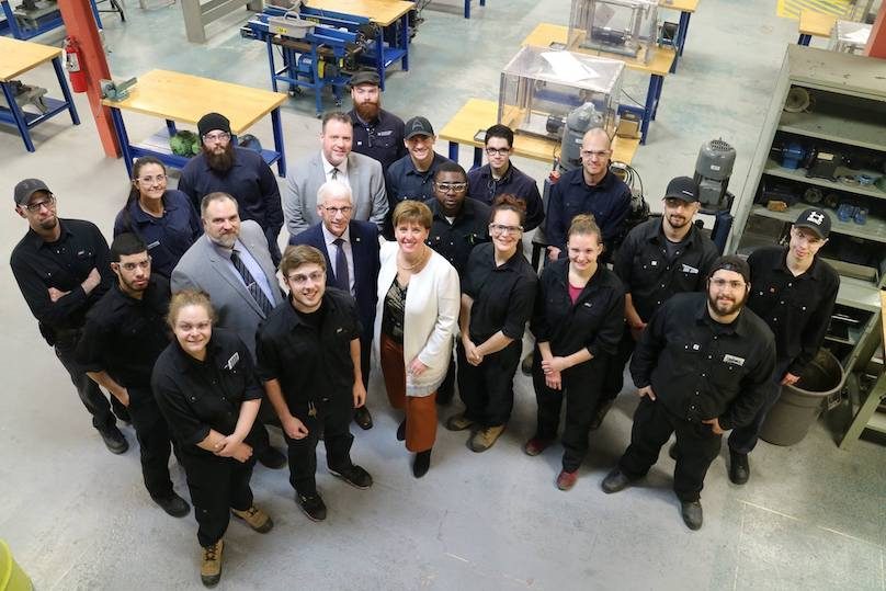 eleves CFP Pointe-du-Lac avec ministre MCBibeau photo via CSVT