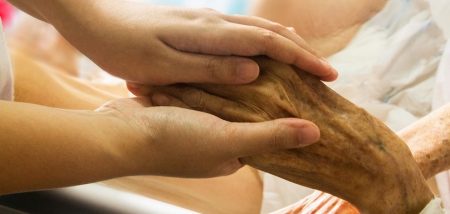 mains empathie soins palliatifs vieillesse proche aidant photo TruthSeeker08 via Pixabay et INFOSuroit