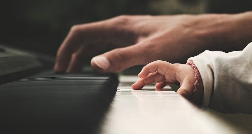piano musique mains enfant adulte photo StockSnap via Pixabay et INFOSuroit