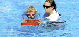 saison estivale piscine natation enfant moniteur photo White77 via Pixabay CC0 et INFOSuroit